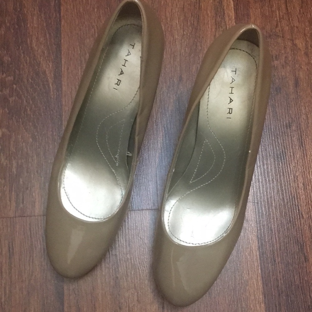Tahati NWT Beige dress pump.